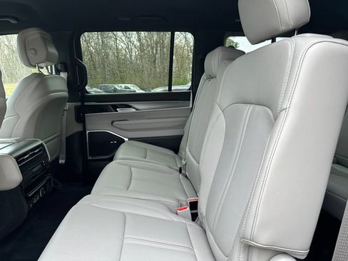 Used 2025 Jeep Wagoneer 4WD image 17