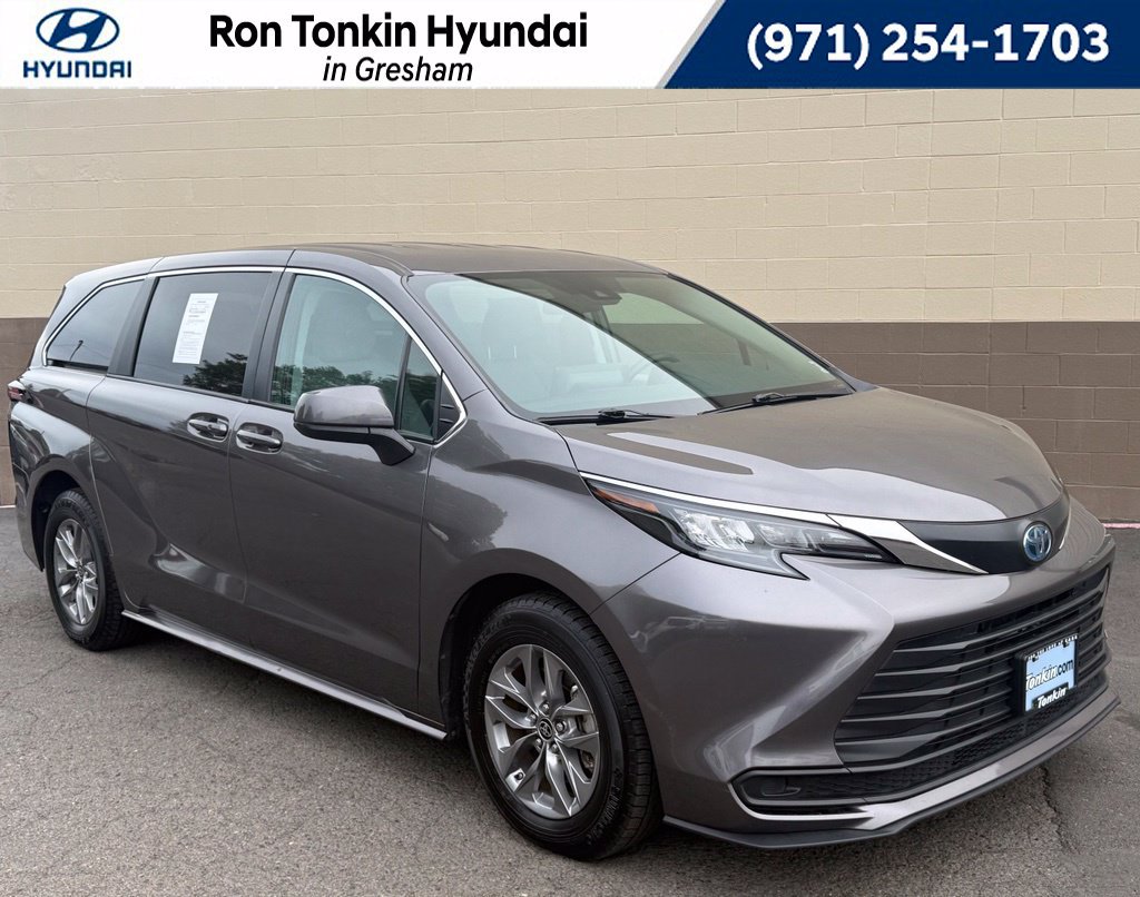 Used 2024 Toyota Sienna LE FWD image 1