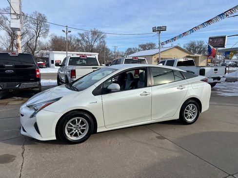Used 2016 Toyota Prius Two image 2
