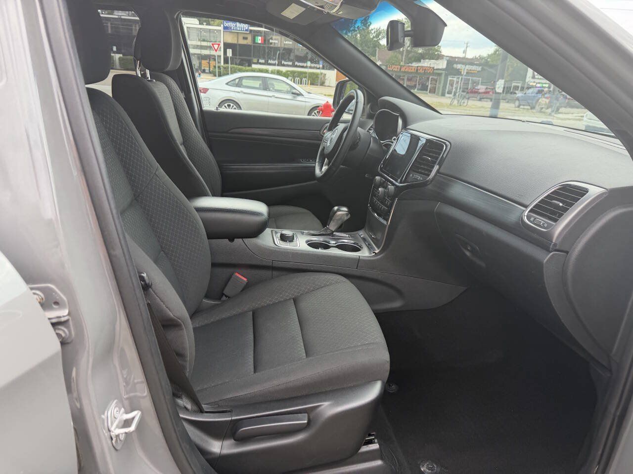 Used 2019 Jeep Grand Cherokee Laredo AWD/4WD image 7