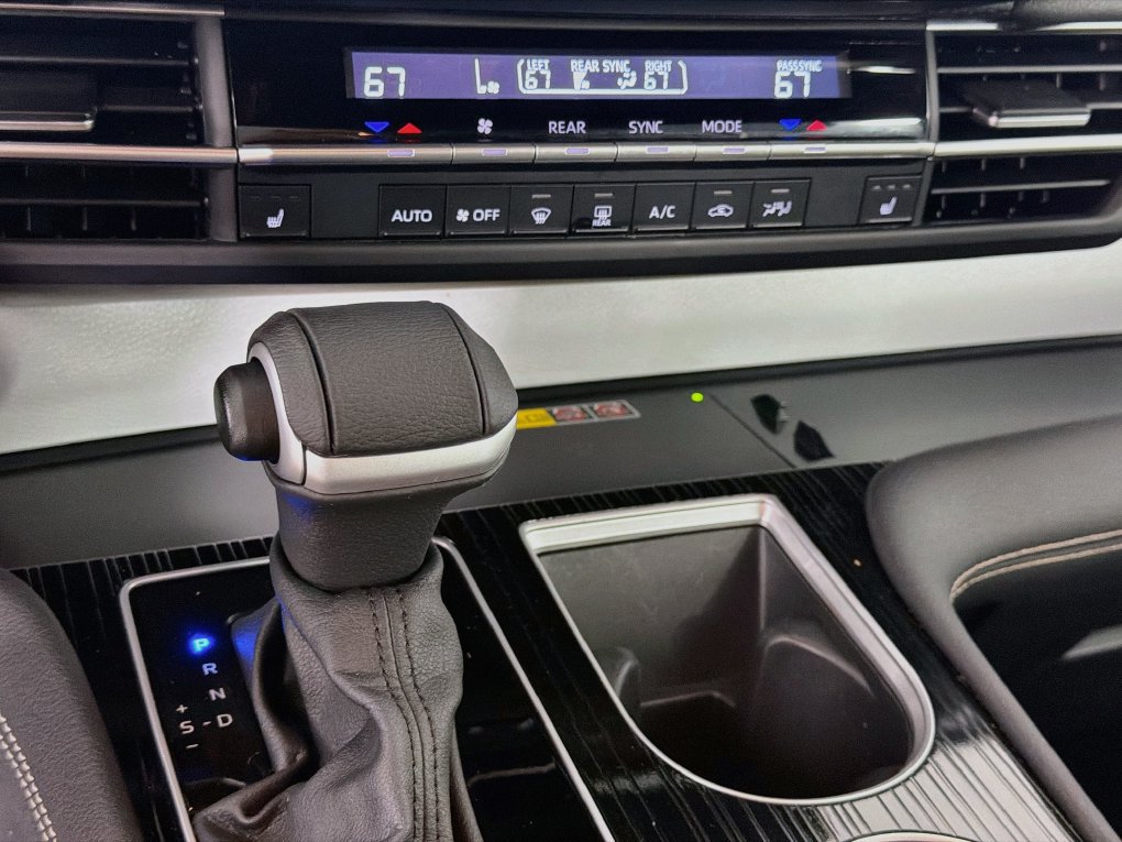 Used 2025 Toyota Sienna XSE w/ XSE Plus Package FWD image 19