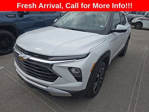 Used 2025 Chevrolet TrailBlazer LT AWD/4WD image 3