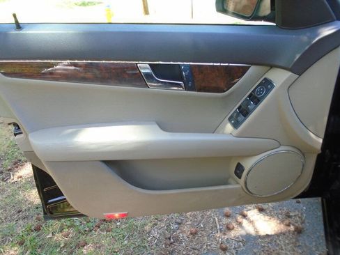 Used 2009 Mercedes-Benz C 300 Sedan image 18