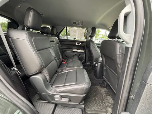 Used 2021 Ford Explorer XLT w/ Equipment Group 202A AWD/4WD image 19