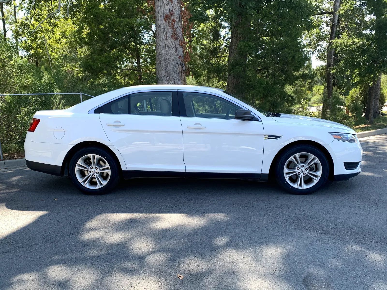 Used 2019 Ford Taurus SE FWD image 8
