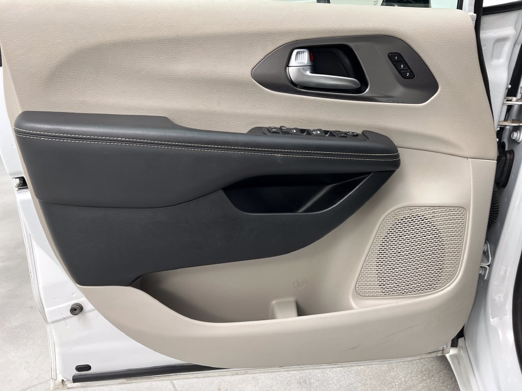 Used 2024 Chrysler Pacifica Touring-L FWD image 14