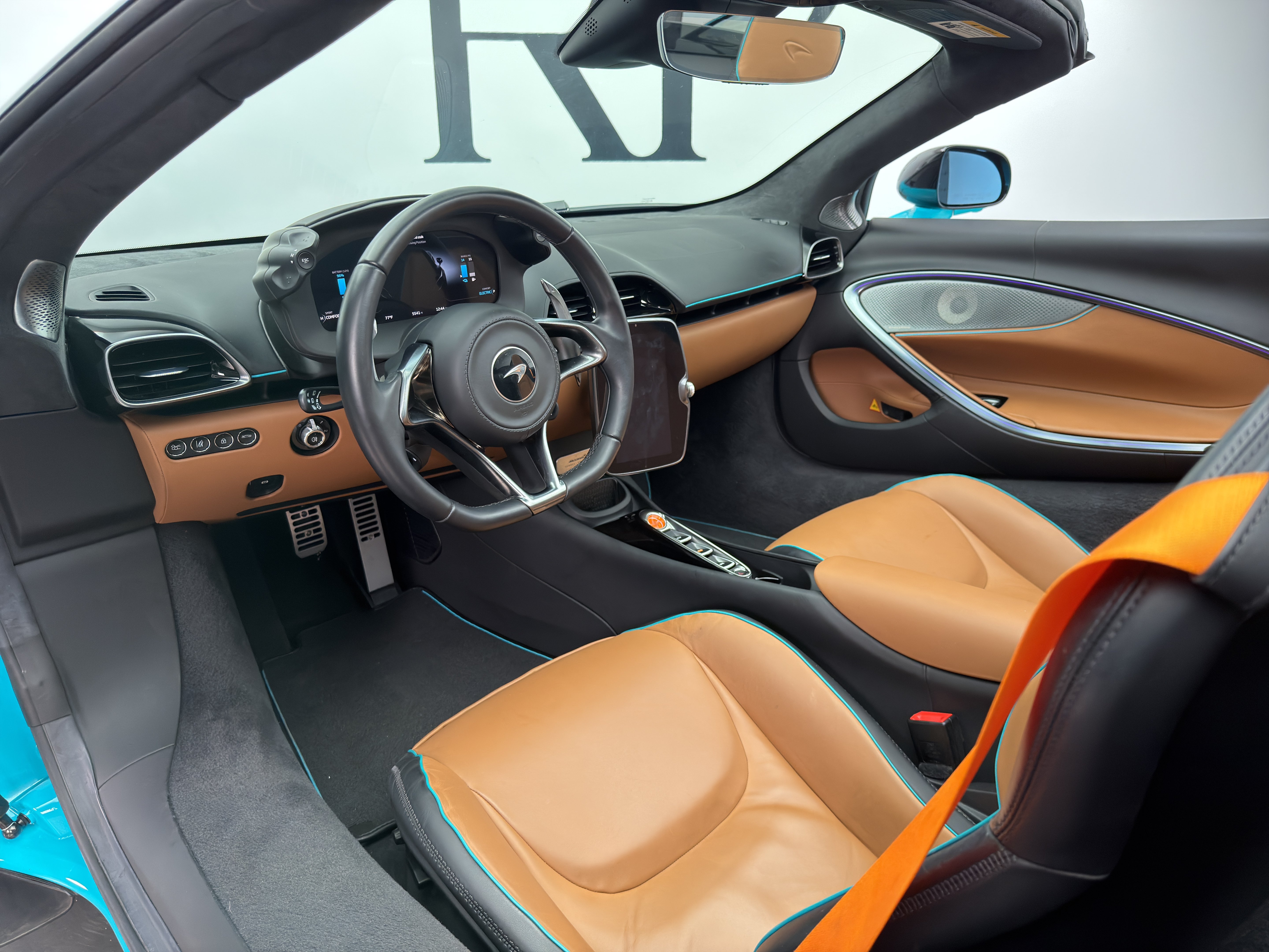 Used 2025 McLaren Artura Spider RWD image 24