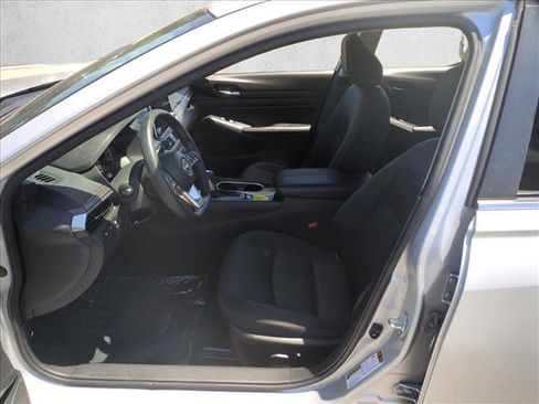 Used 2024 Nissan Altima 2.5 SV FWD image 15