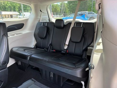 Used 2023 Chrysler Pacifica Touring-L FWD image 21