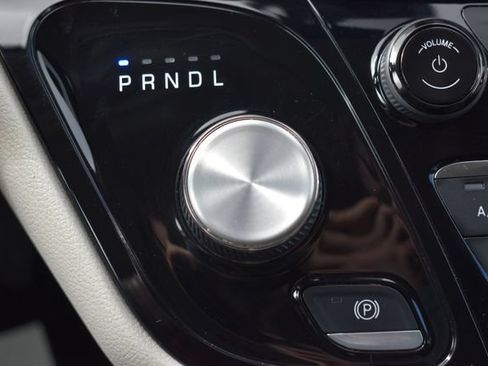 Used 2022 Chrysler Pacifica Touring-L FWD image 27