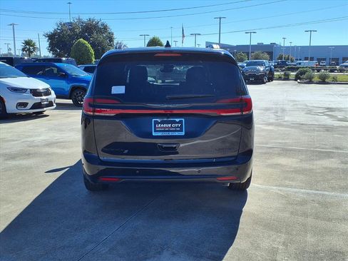 New 2026 Chrysler Pacifica Limited w/ S Appearance Package image 6