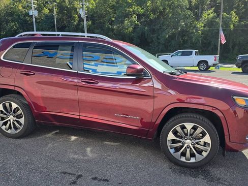 Used 2019 Jeep Cherokee Overland w/ Technology Group AWD/4WD image 9