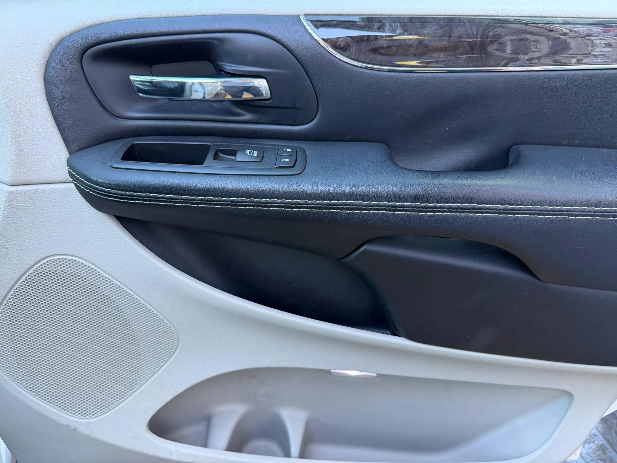 Used 2016 Chrysler Town & Country Touring-L FWD image 16