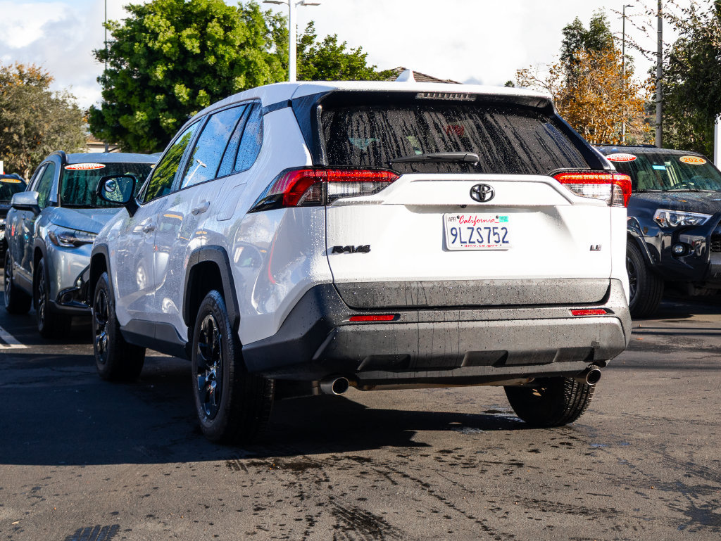 Used 2023 Toyota RAV4 LE AWD/4WD image 5