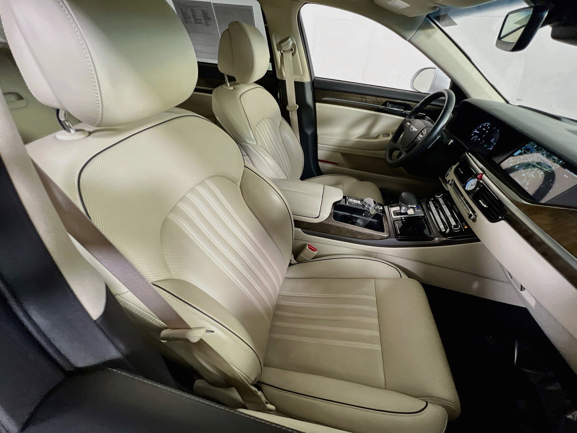 Used 2019 Genesis G90 3.3T Premium RWD image 28