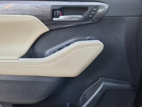 Used 2023 Toyota Highlander Limited FWD image 19