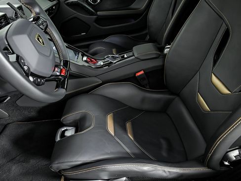 Used 2022 Lamborghini Huracan EVO RWD image 17