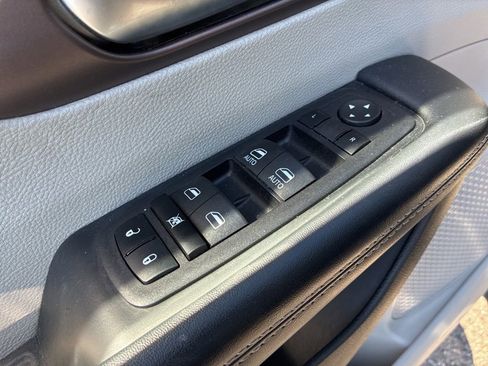 Used 2023 Chrysler Voyager LX FWD image 11