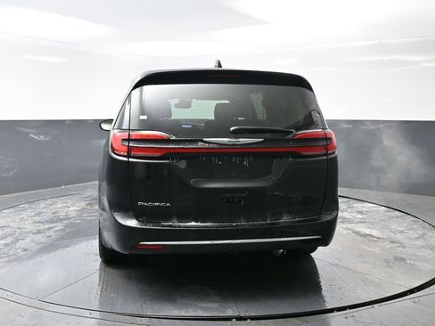 Used 2024 Chrysler Pacifica Touring-L image 13