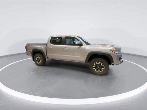 Used 2019 Toyota Tacoma TRD Off-Road image 2