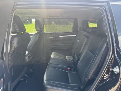Used 2018 Toyota Highlander XLE AWD/4WD image 12