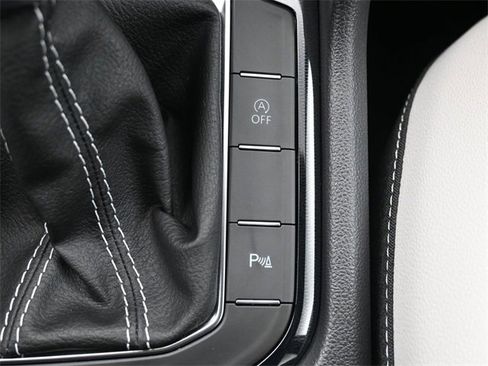 Certified 2025 Volkswagen Taos SE w/ Panoramic Sunroof Package image 24