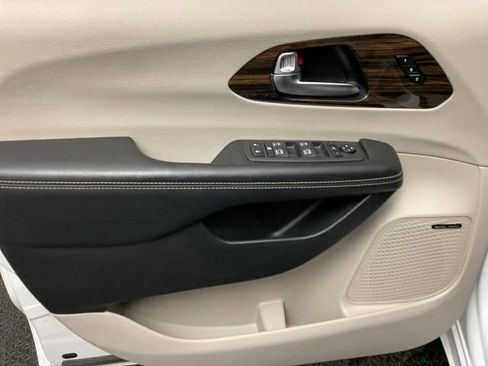 Used 2022 Chrysler Pacifica Limited image 10