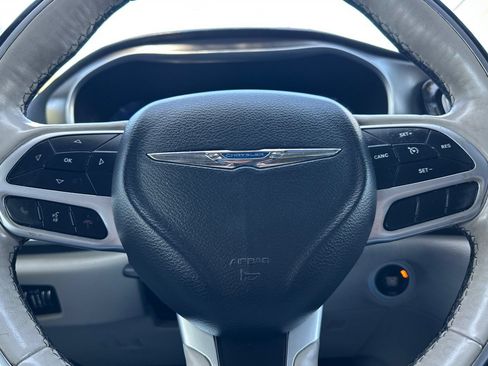 Used 2018 Chrysler Pacifica Limited FWD image 23