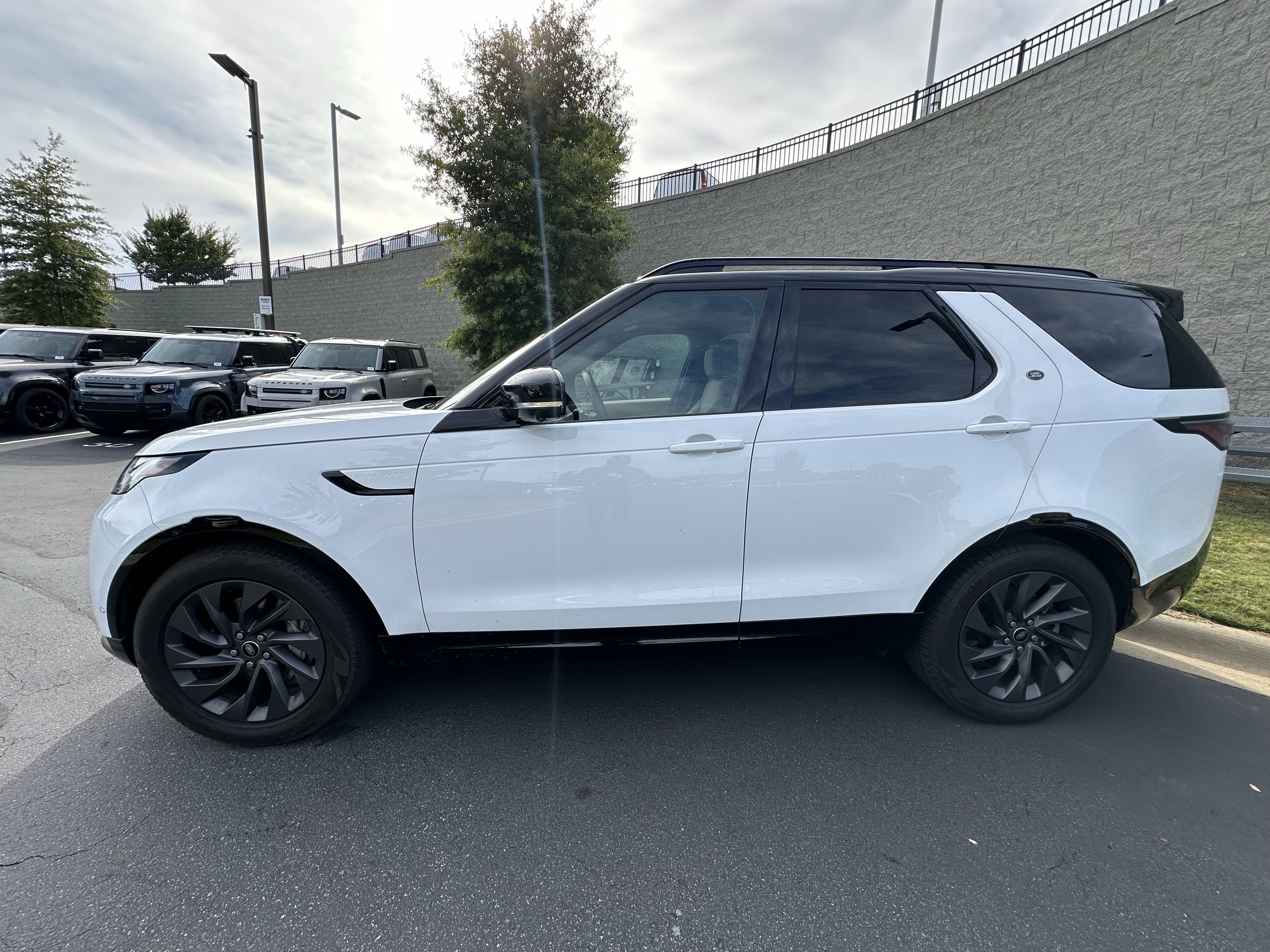 Certified 2023 Land Rover Discovery S R-Dynamic AWD/4WD image 25