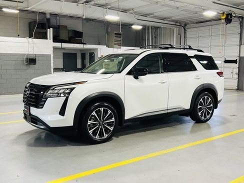 New 2026 Nissan Pathfinder Platinum image 17