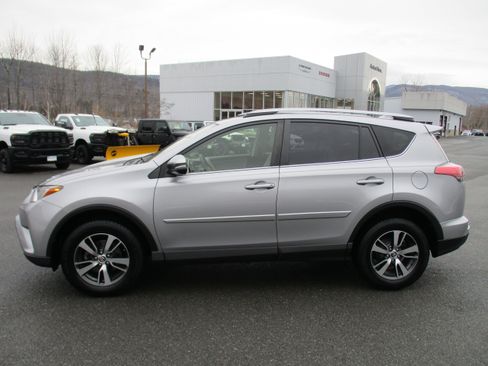Used 2018 Toyota RAV4 XLE image 8