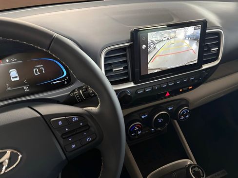 Used 2025 Hyundai Venue Limited FWD image 17