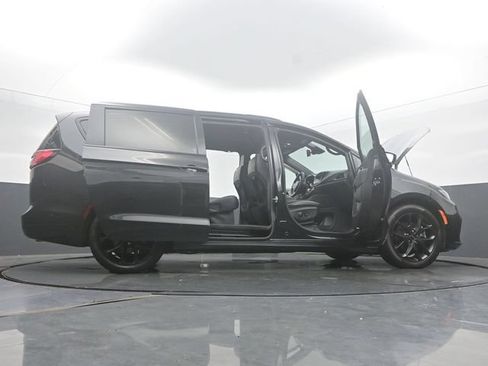 Used 2023 Chrysler Pacifica Limited w/ S Appearance Package FWD image 64
