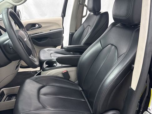 Used 2023 Chrysler Pacifica Touring-L FWD image 9