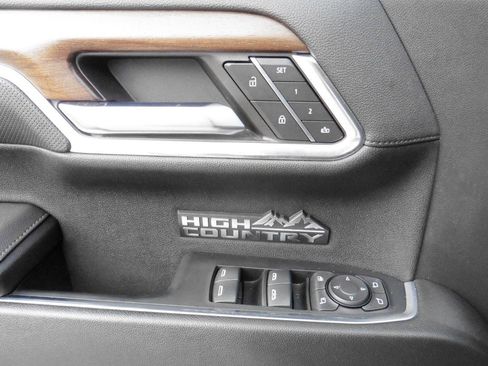 Used 2024 Chevrolet Silverado 1500 High Country w/ Technology Package AWD/4WD image 8