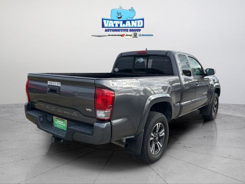 Used 2017 Toyota Tacoma TRD Sport image 5