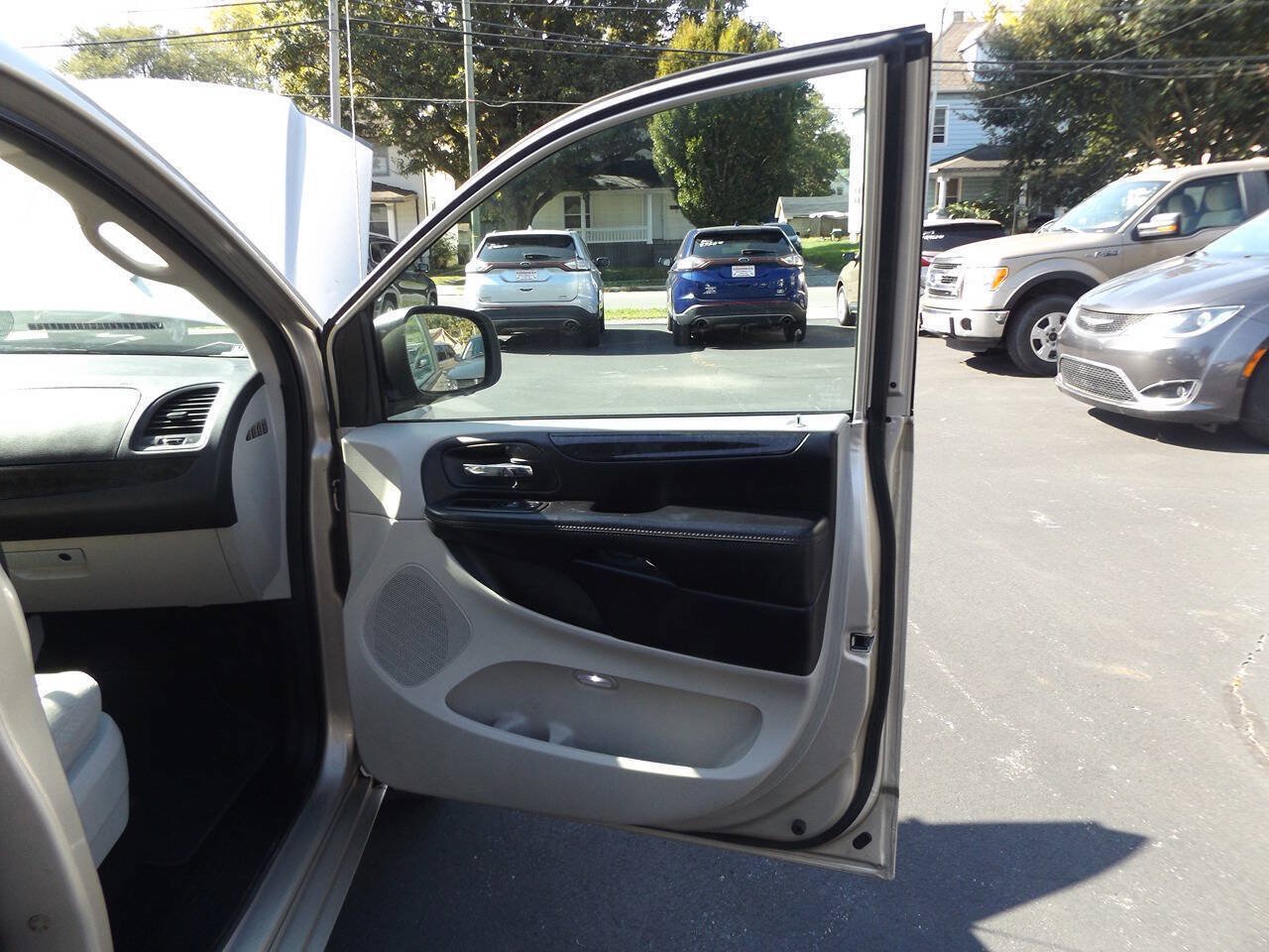 Used 2015 Dodge Grand Caravan SXT FWD image 25
