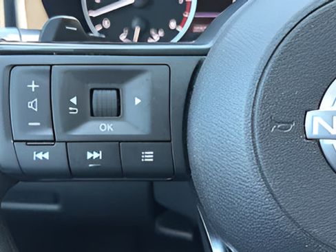 Used 2024 Nissan Rogue S AWD/4WD image 18