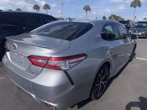 Used 2020 Toyota Camry SE FWD image 5
