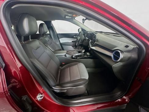 Used 2025 Chevrolet Trax LT w/ LT Convenience Package image 31