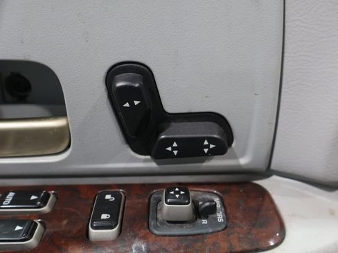 Used 2006 Lincoln Town Car Signature RWD image 11