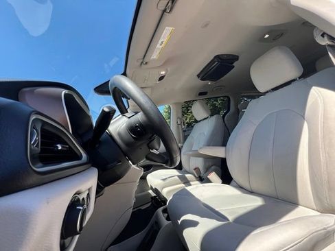 Used 2017 Chrysler Pacifica LX FWD image 15