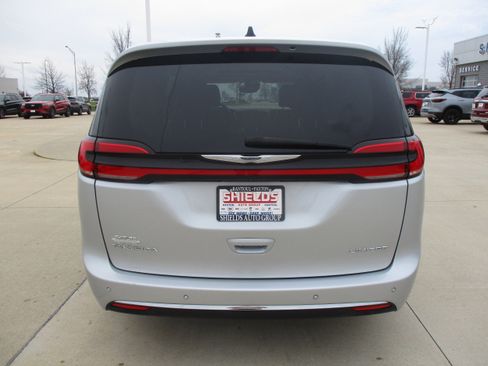 Used 2024 Chrysler Pacifica Limited FWD image 5