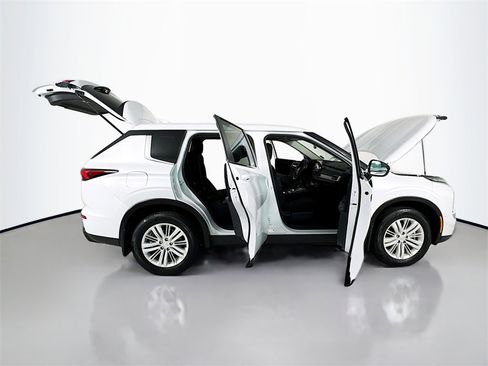 Used 2023 Mitsubishi Outlander ES image 25