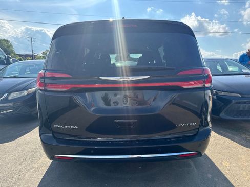 Used 2022 Chrysler Pacifica Limited FWD image 6