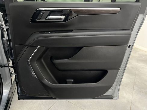 Used 2025 Chevrolet Suburban Z71 AWD/4WD image 19