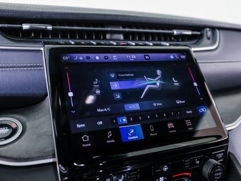 Used 2024 Jeep Grand Cherokee Limited w/ Black Appearance Package image 18