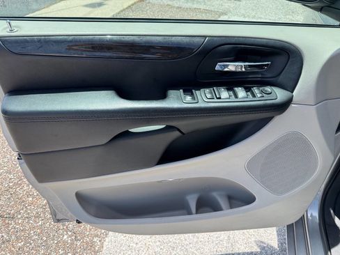 Used 2019 Dodge Grand Caravan SE w/ UConnect Hands-Free Group image 12