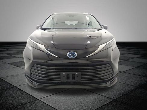 Used 2024 Toyota Sienna LE image 2