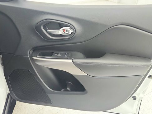 Used 2019 Jeep Cherokee Latitude w/ Popular Appearance Group image 25